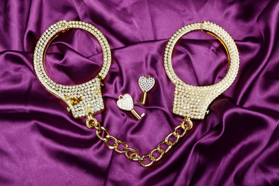 Zlatne metalne lisice Shiny Obsession