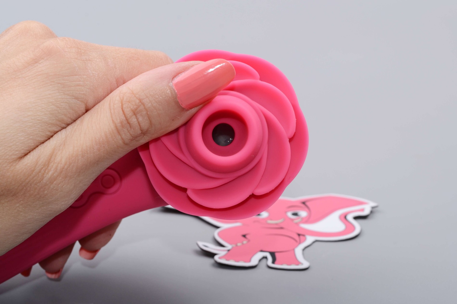 Obožavajte Lilien II. vibrator na pritisak (15 cm), u ruci