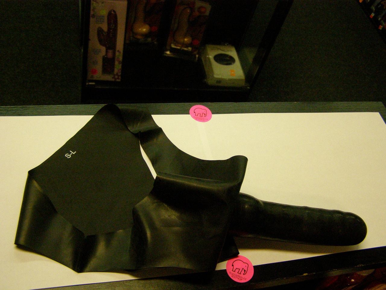 Gaćice od lateksa s vanjskim penisom