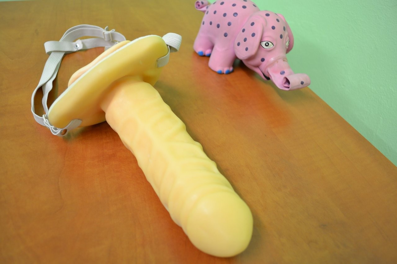 Penis na kopču za muškarce šuplji