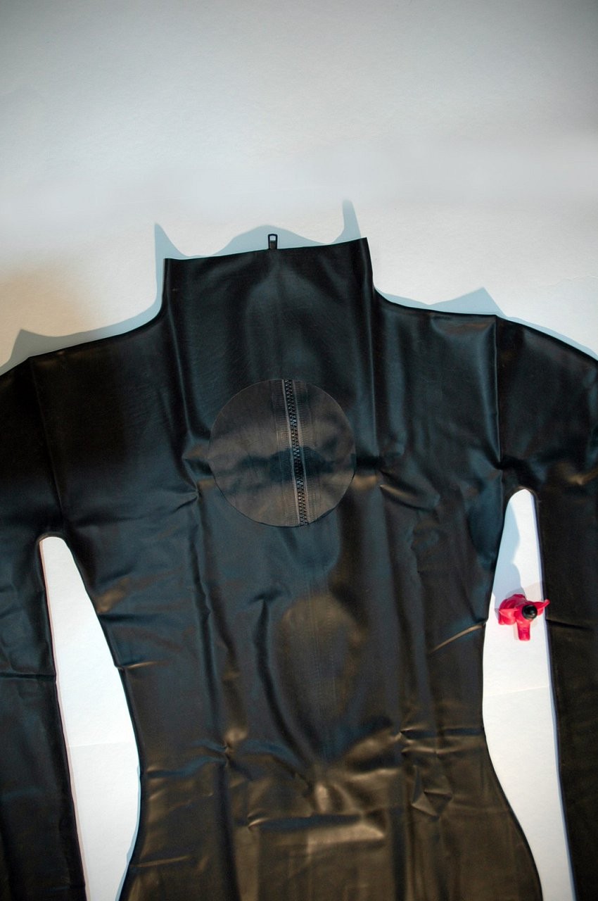 Haljina od lateksa s dugim rukavima sprijeda