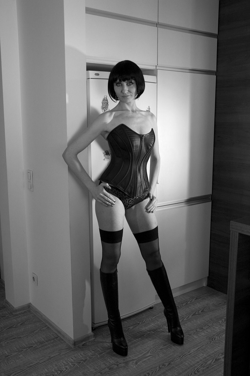 Simona and Kožni korzet s patentnim zatvaračem