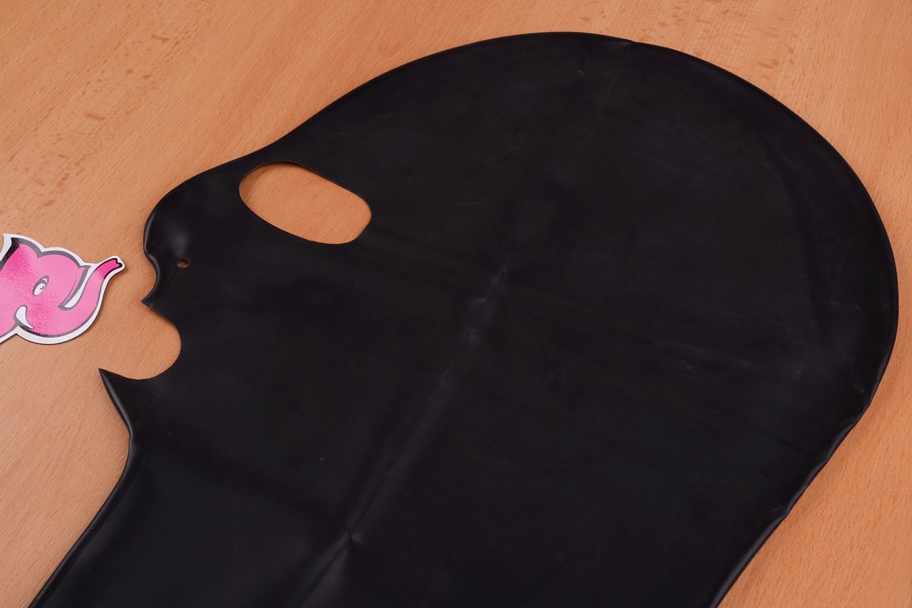 LateX maska s tri rupe - na stolu