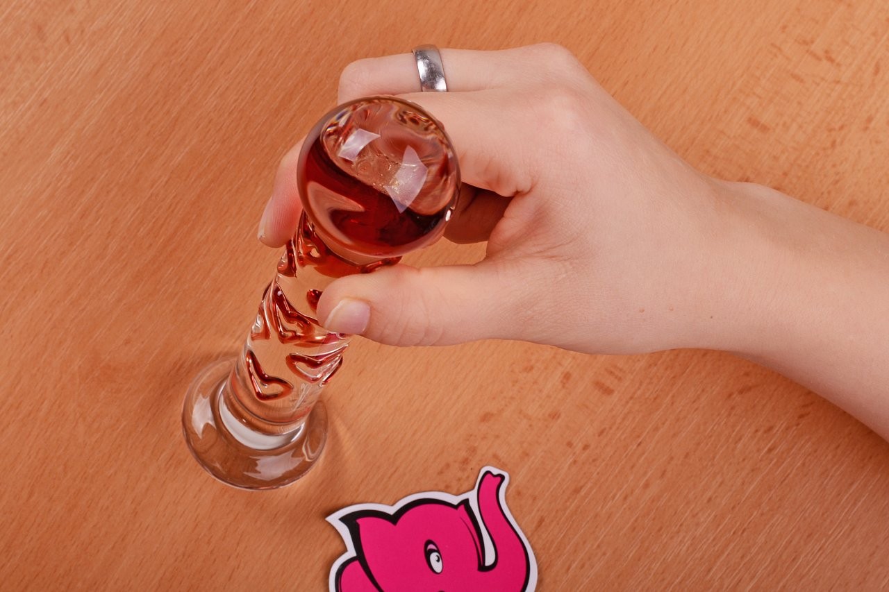 Arts Clair Amour stakleni dildo u ruci