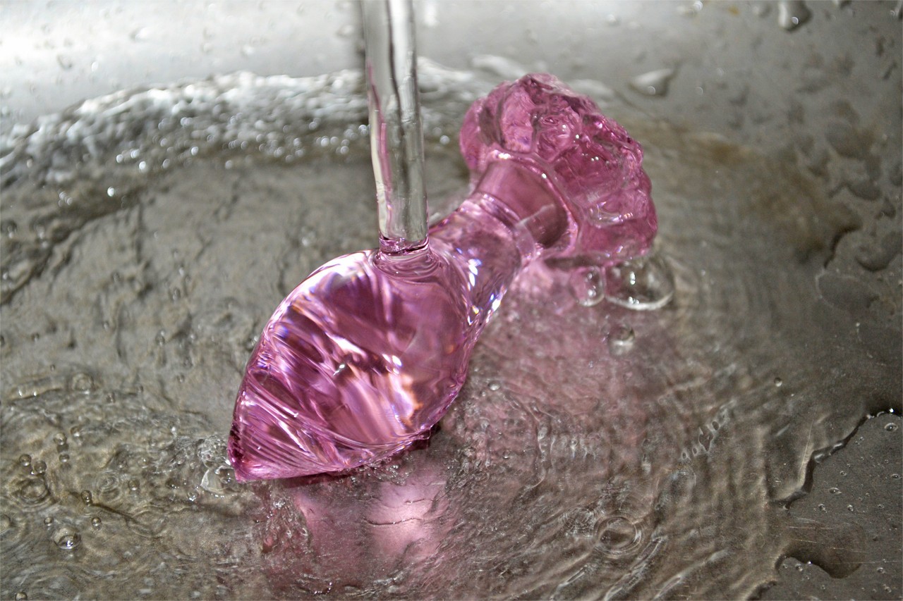 Analni cvjetni stakleni čep pod vodom