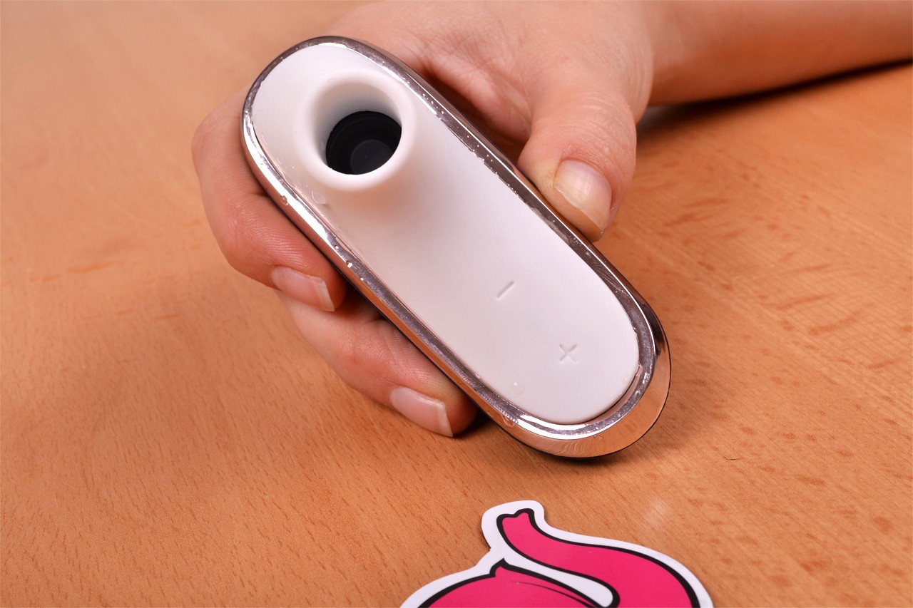 Satisfyer Pro Traveler, u ruci