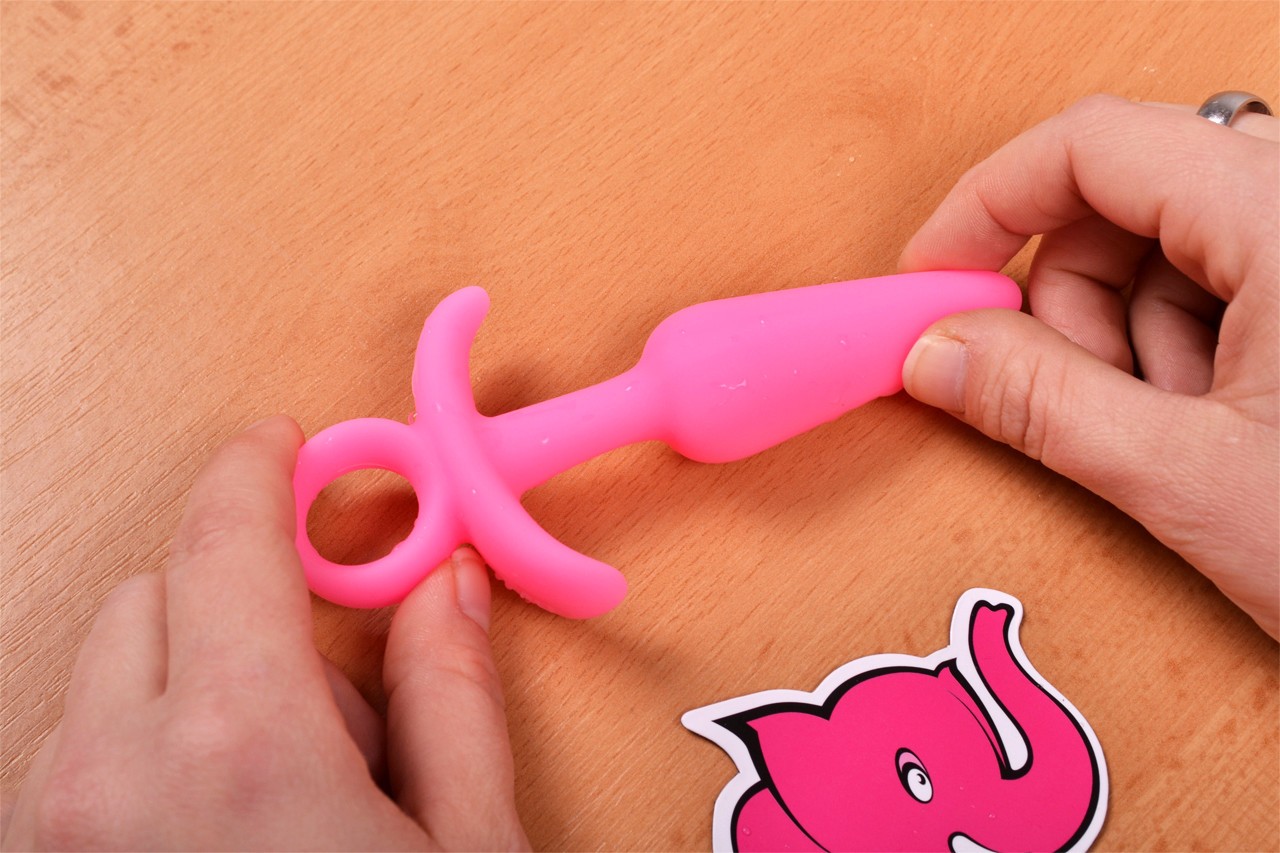 Pink Shining analni čep - u ruci