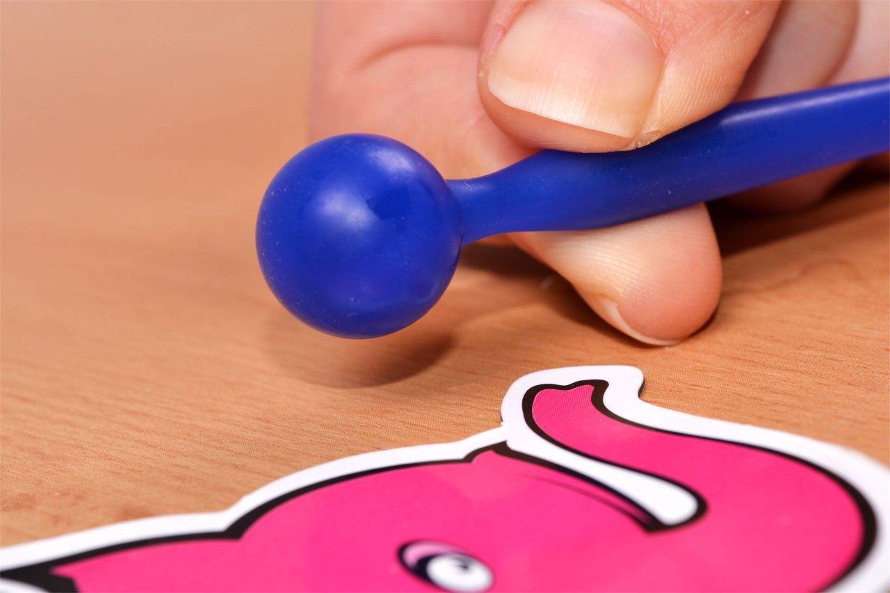 Silikonski dilatator Blue Stick - dilatator držimo u rukama