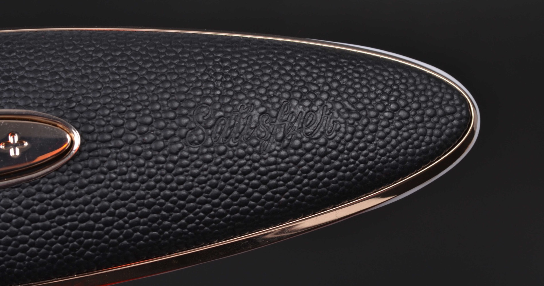 Satisfyer luksuzni vibrator pod pritiskom, logotip