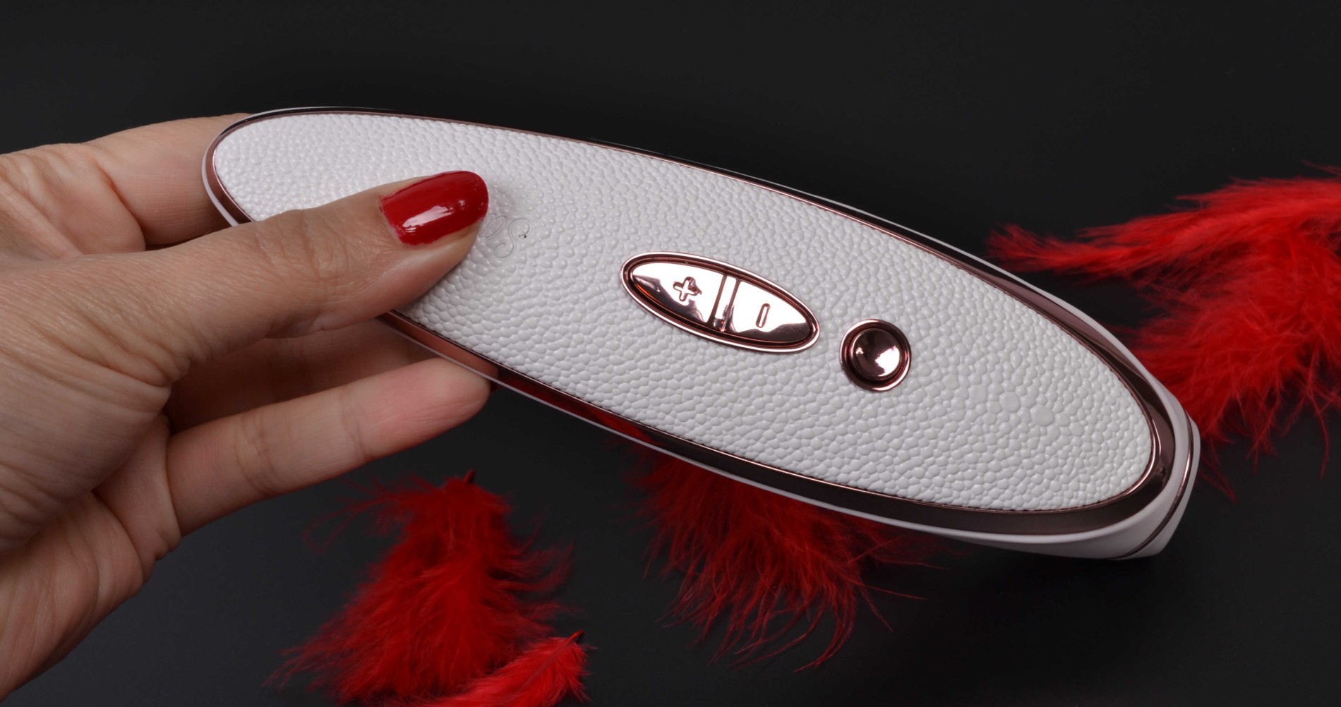 Satisfyer Luksuzni vibrator pod pritiskom, u ruci