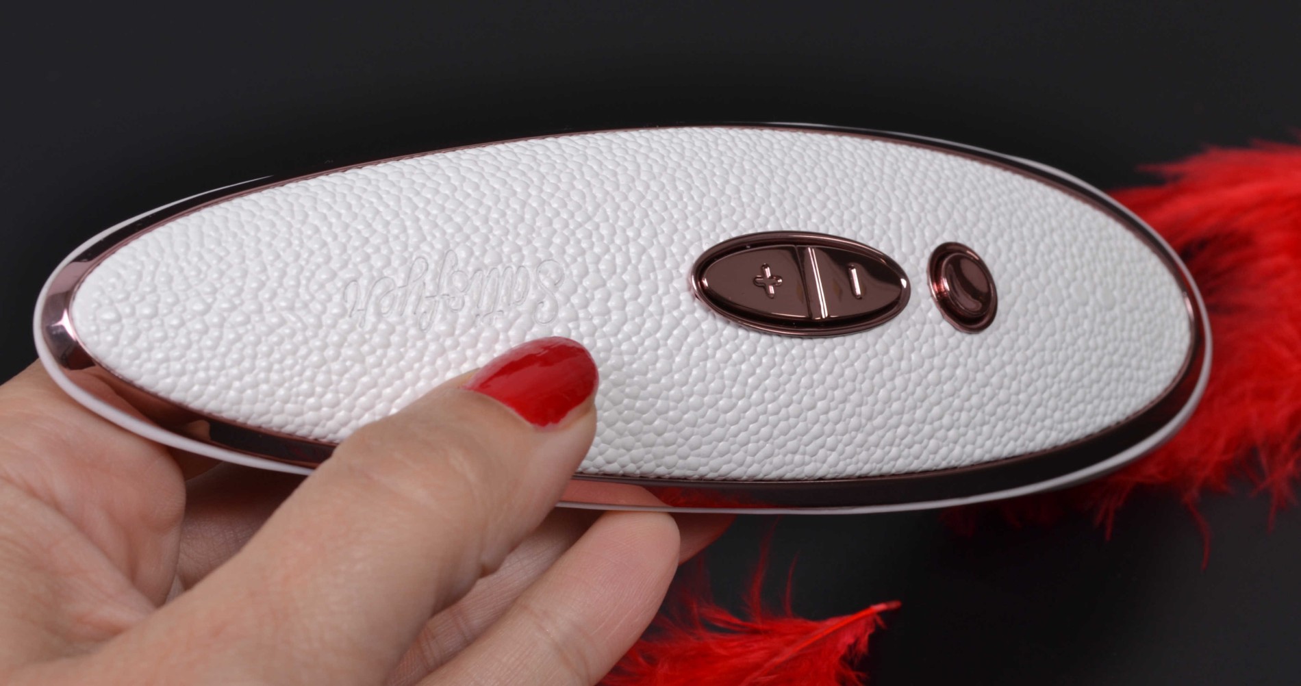 Satisfyer Luksuzni vibrator pod pritiskom, u ruci