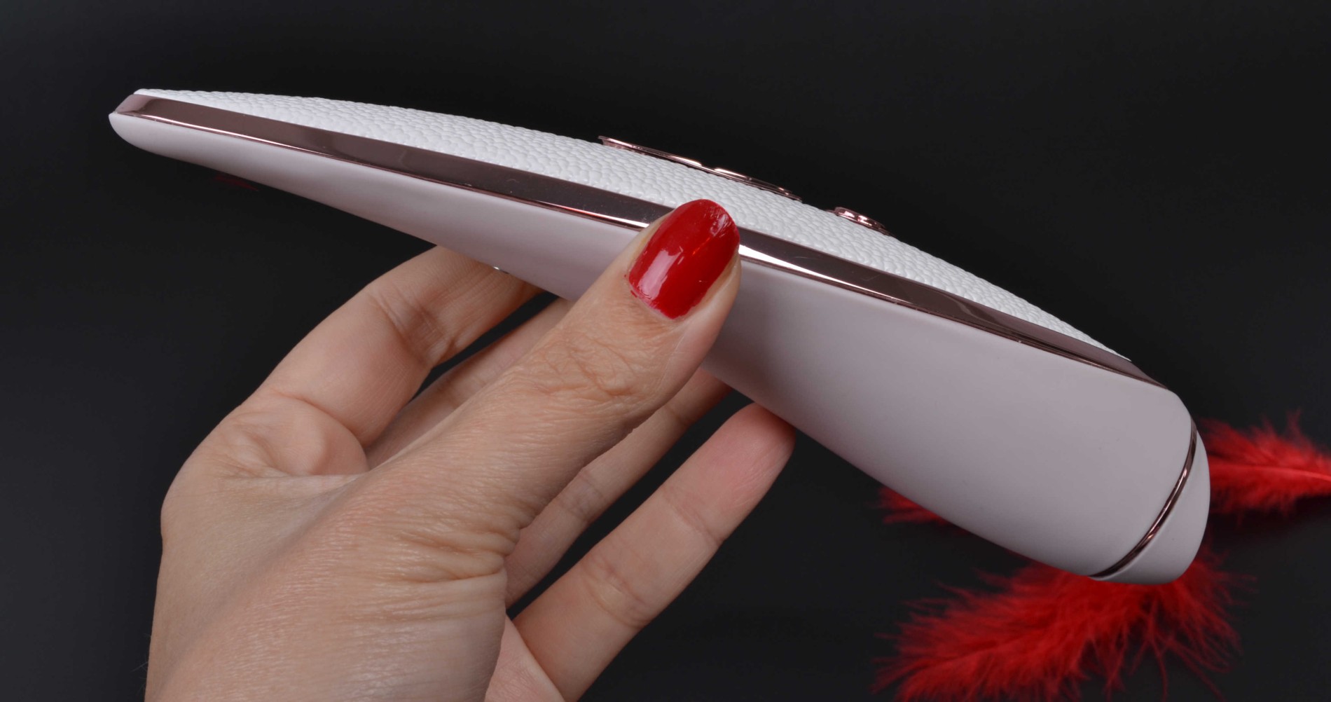 Satisfyer Luksuzni vibrator pod pritiskom, u ruci