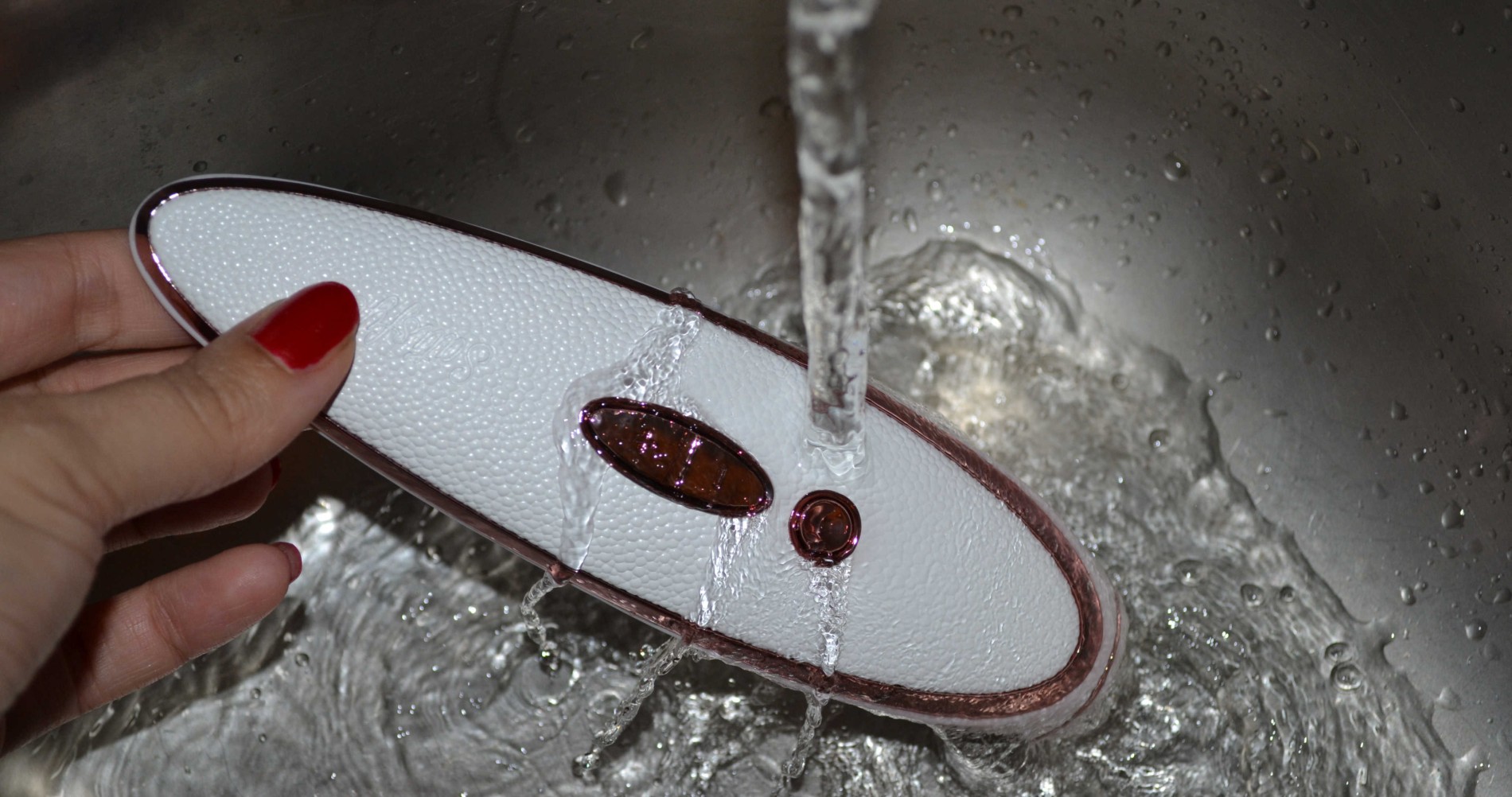 Satisfyer Luksuzni vibrator pod pritiskom pod tekućom vodom