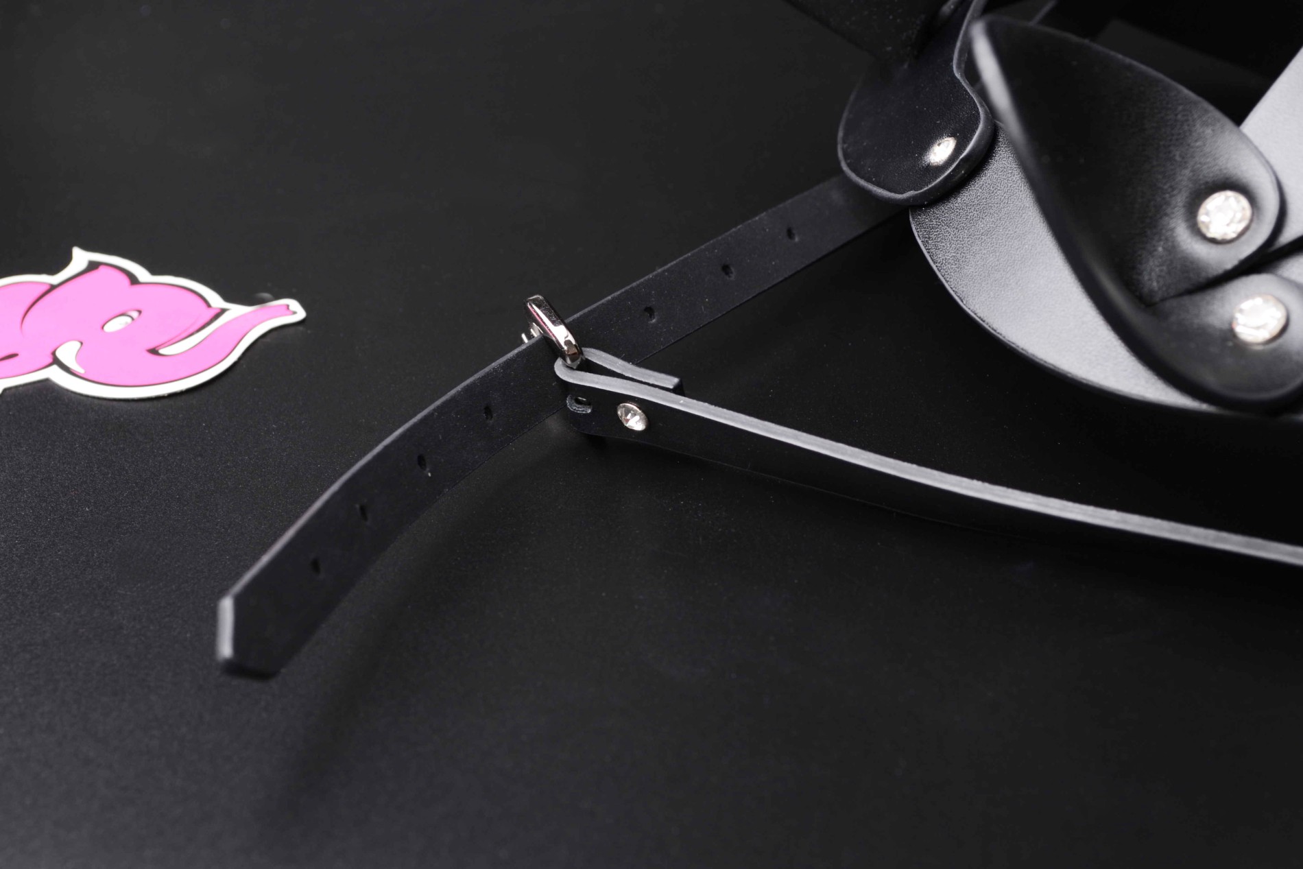 Maska sa kamenčićima Sexy Cat, remen