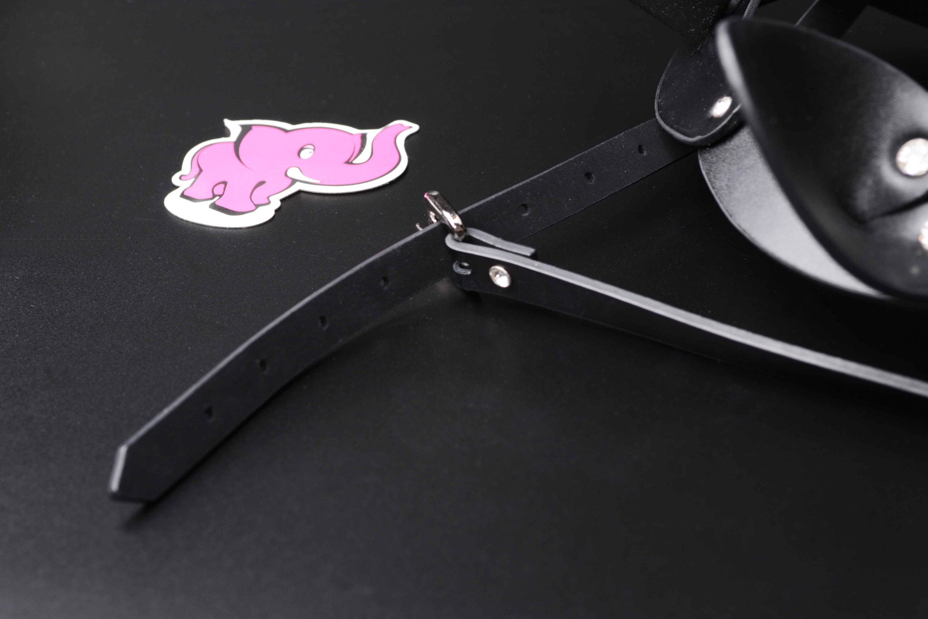 Maska sa kamenčićima Sexy Cat, remen