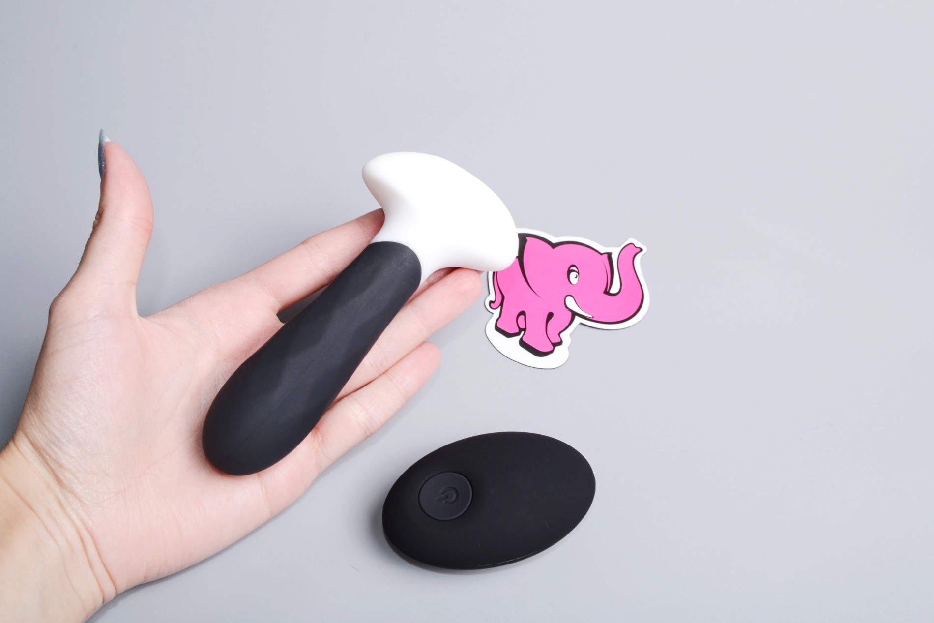 Valovi vibrirajući analni čep, u ruci