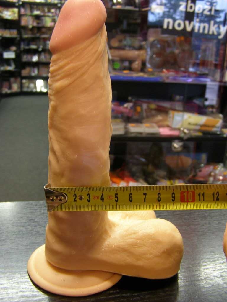 Dildo 22cm sa vakuumom i testisima