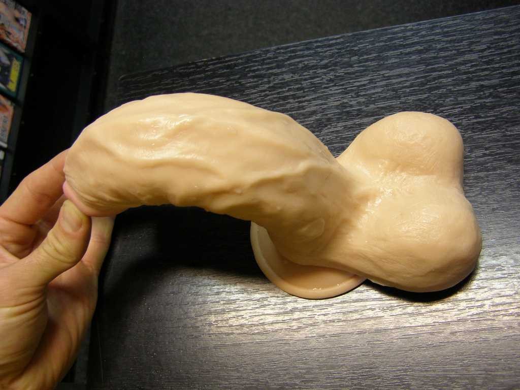 Dildo 22cm sa vakuumom i testisima