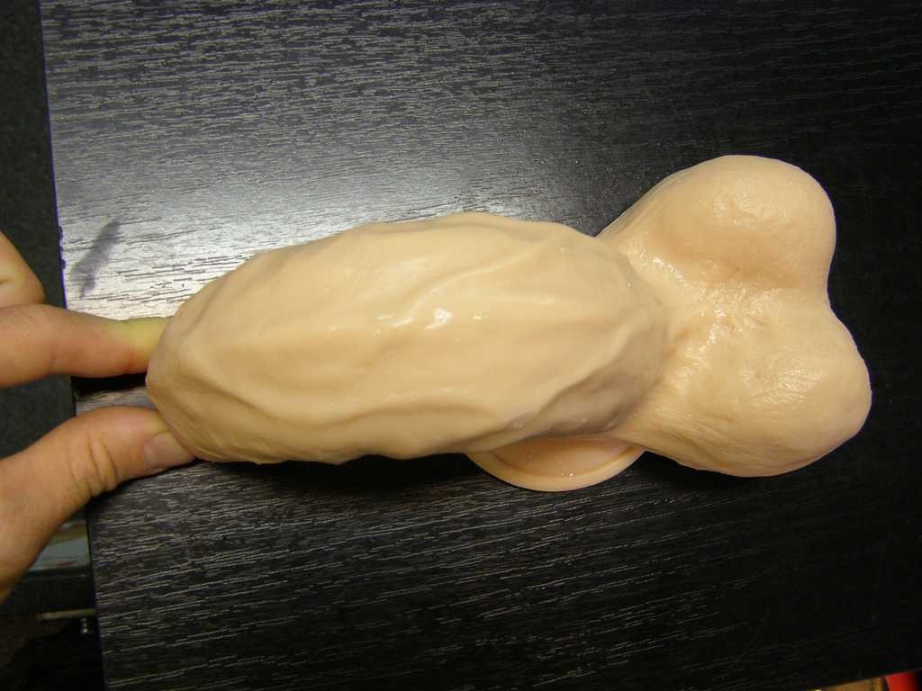 Dildo 22cm sa vakuumom i testisima