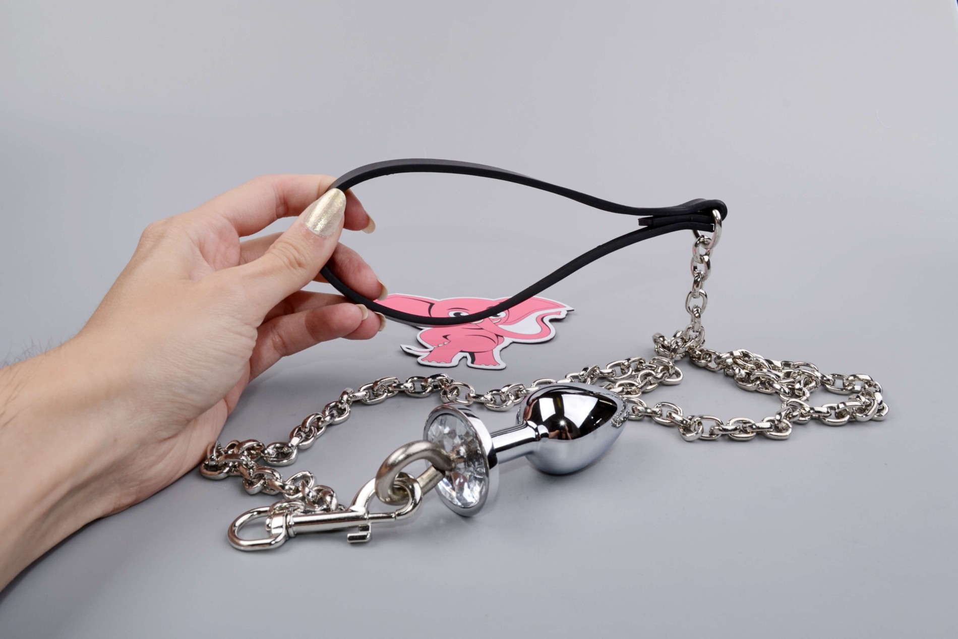 Chain Me butt plug s povodcem, u ruci
