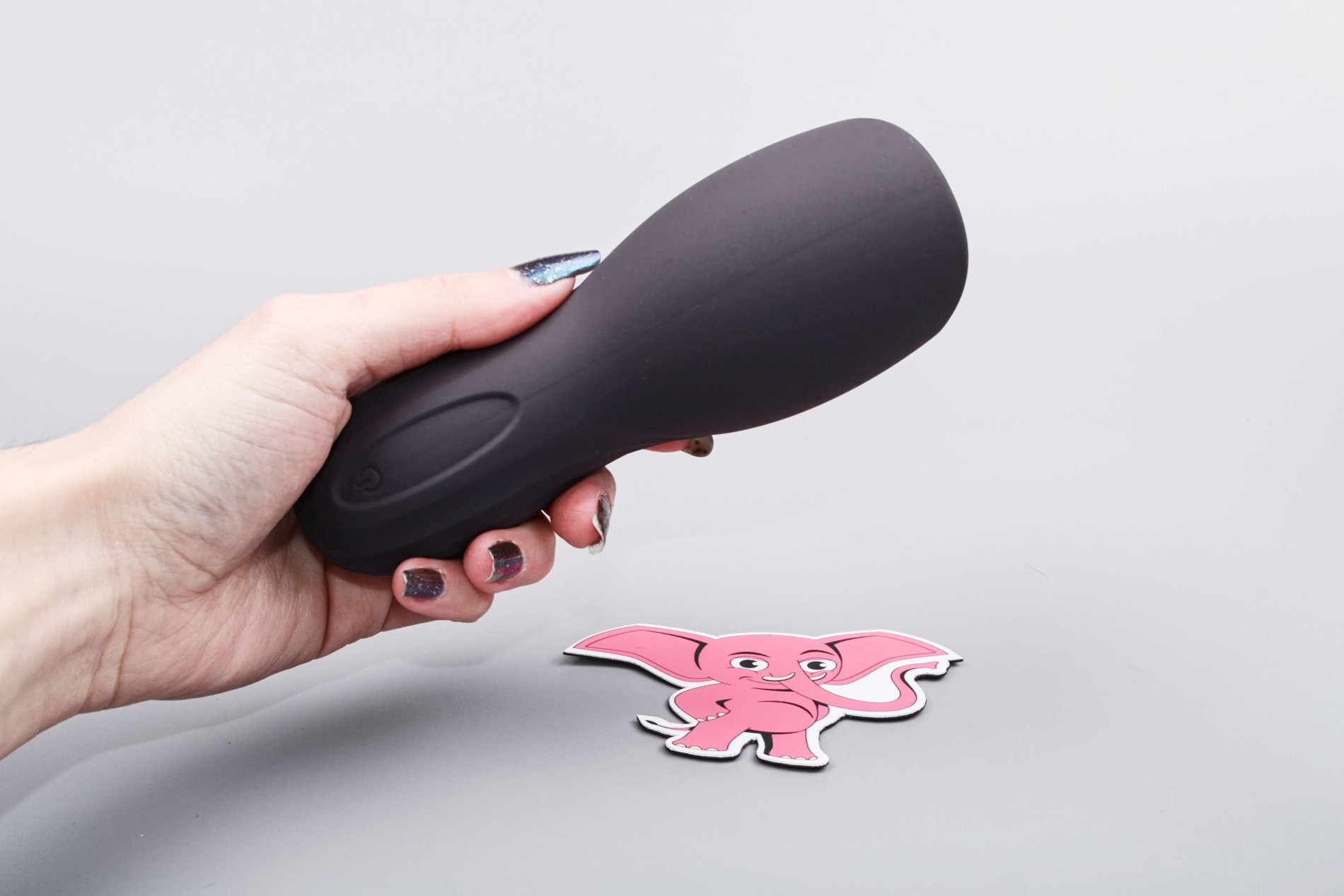 Vibrirajući masturbator Squeeze-peasy (14 cm), u ruci