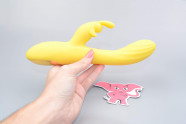 Vibrator s klitorisnom projekcijom Bee, u ruci