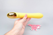 Vibrator s klitorisnom projekcijom Bee, u ruci