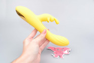 Vibrator s klitorisnom projekcijom Bee, u ruci