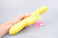Vibrator s klitorisnom projekcijom Bee, u ruci
