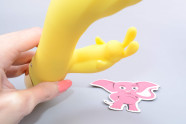 Vibrator s klitorisnom projekcijom Bee, u ruci