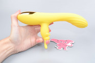 Vibrator s klitorisnom projekcijom Bee, u ruci