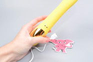 Vibrator s klitorisnom projekcijom Bee, u ruci