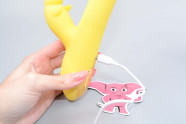 Vibrator s klitorisnom projekcijom Bee, u ruci