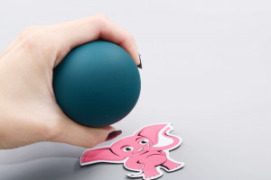 Masažni vibrator AkuWand Next Gen (30 cm), u ruci