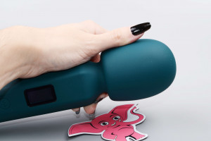 Masažni vibrator AkuWand Next Gen (30 cm), u ruci
