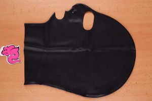 LateX maska s tri rupe - na stolu