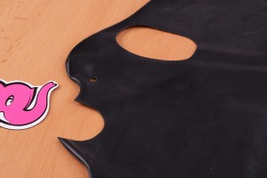 LateX maska s tri rupe - na stolu