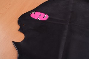LateX maska s tri rupe - na stolu