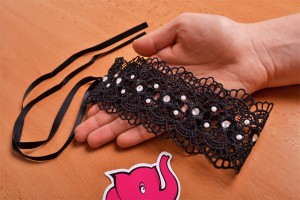 Choker s kamenjem Succubus - foto pucati u ruci