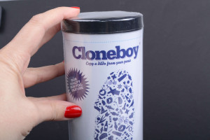 CloneBoy set za odljev penisa, u ruci
