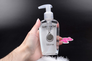 Silikonsko ulje Silona (130 ml), u ruci